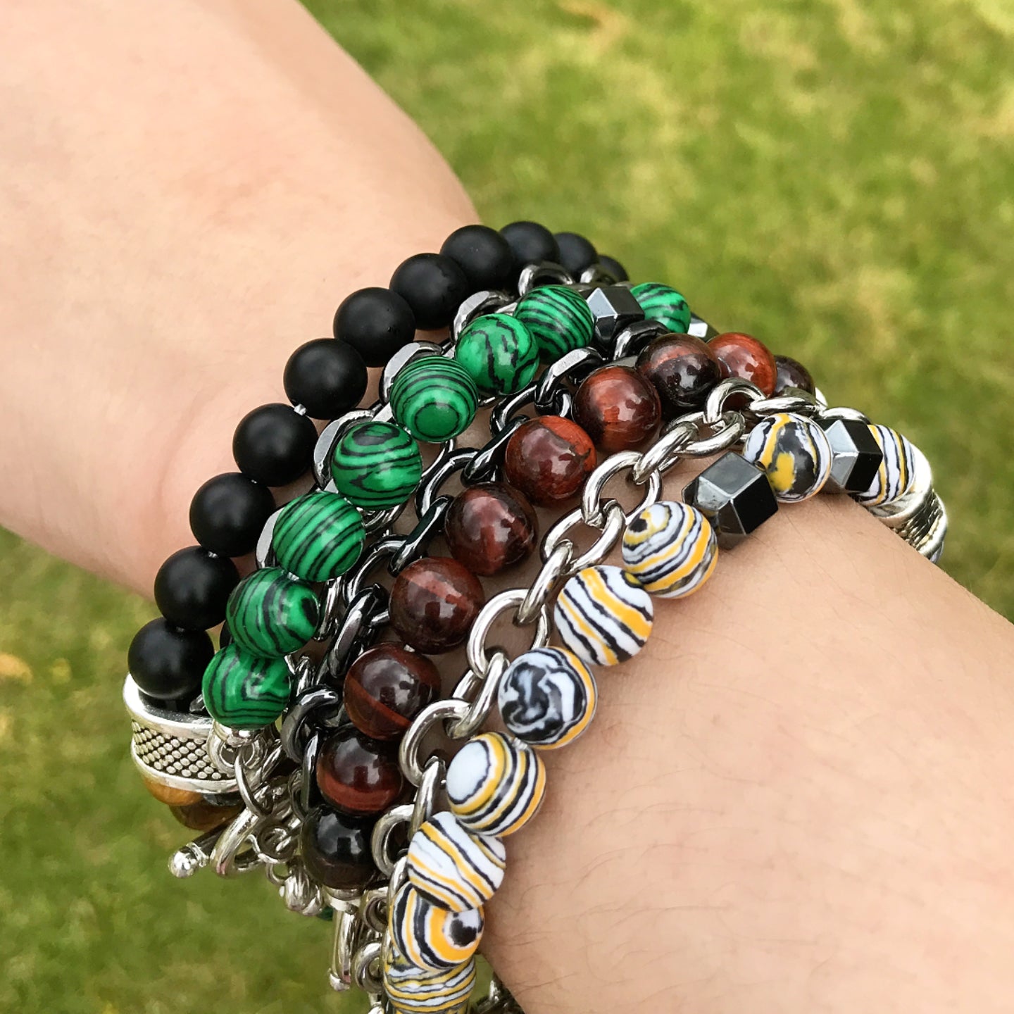 Armband mit Knebelverschluss aus Natursteinperlen