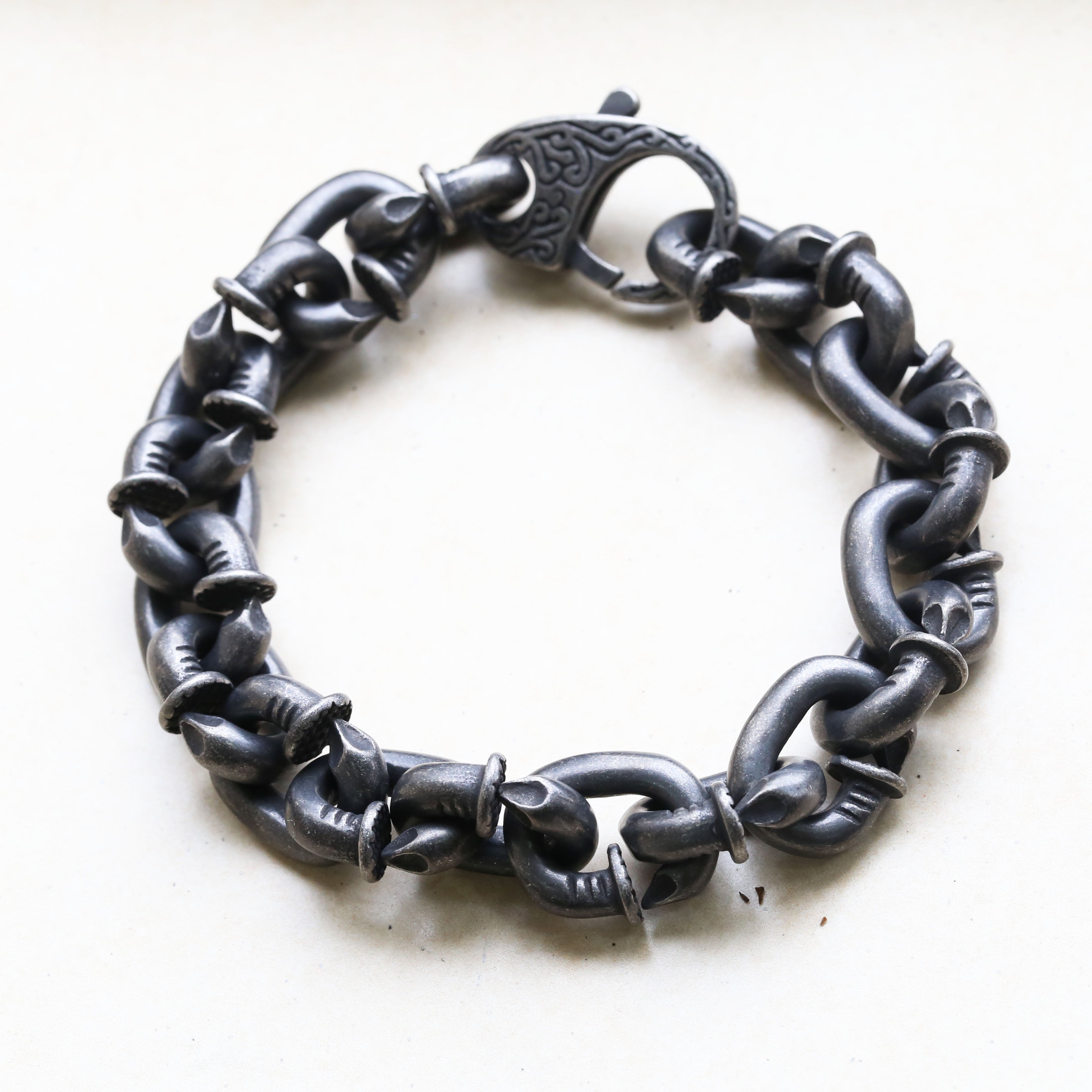 Bracciale in acciaio inossidabile pesante con unghie piegate