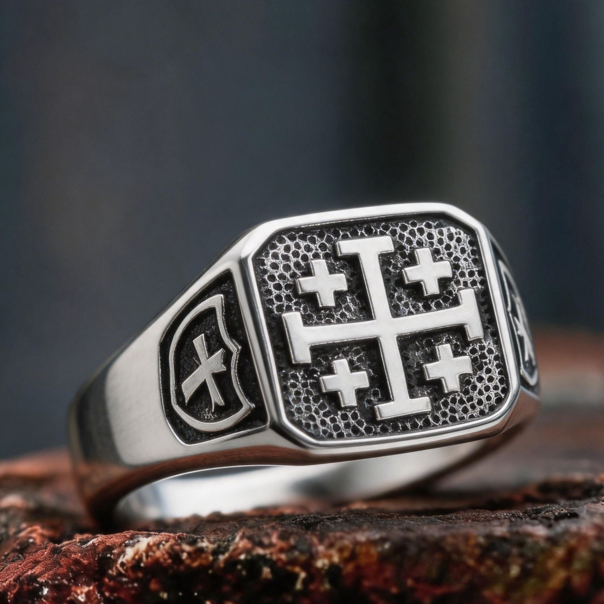Anello in acciaio con croce di Gerusalemme