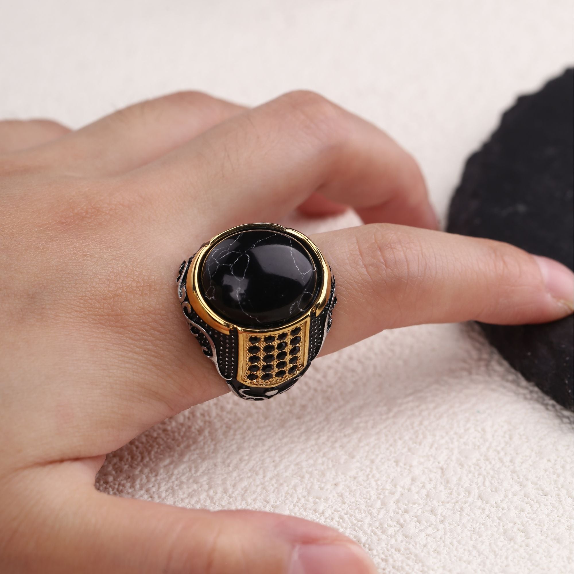 Anillo vintage de acero inoxidable con turquesa negra