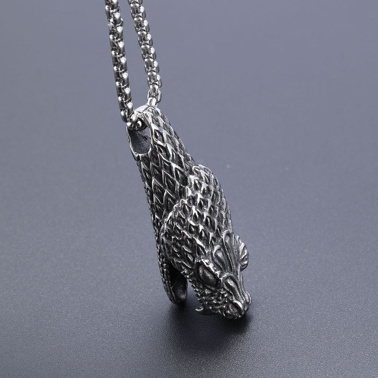 Ciondolo in pietra intarsiata con drago alato vintage