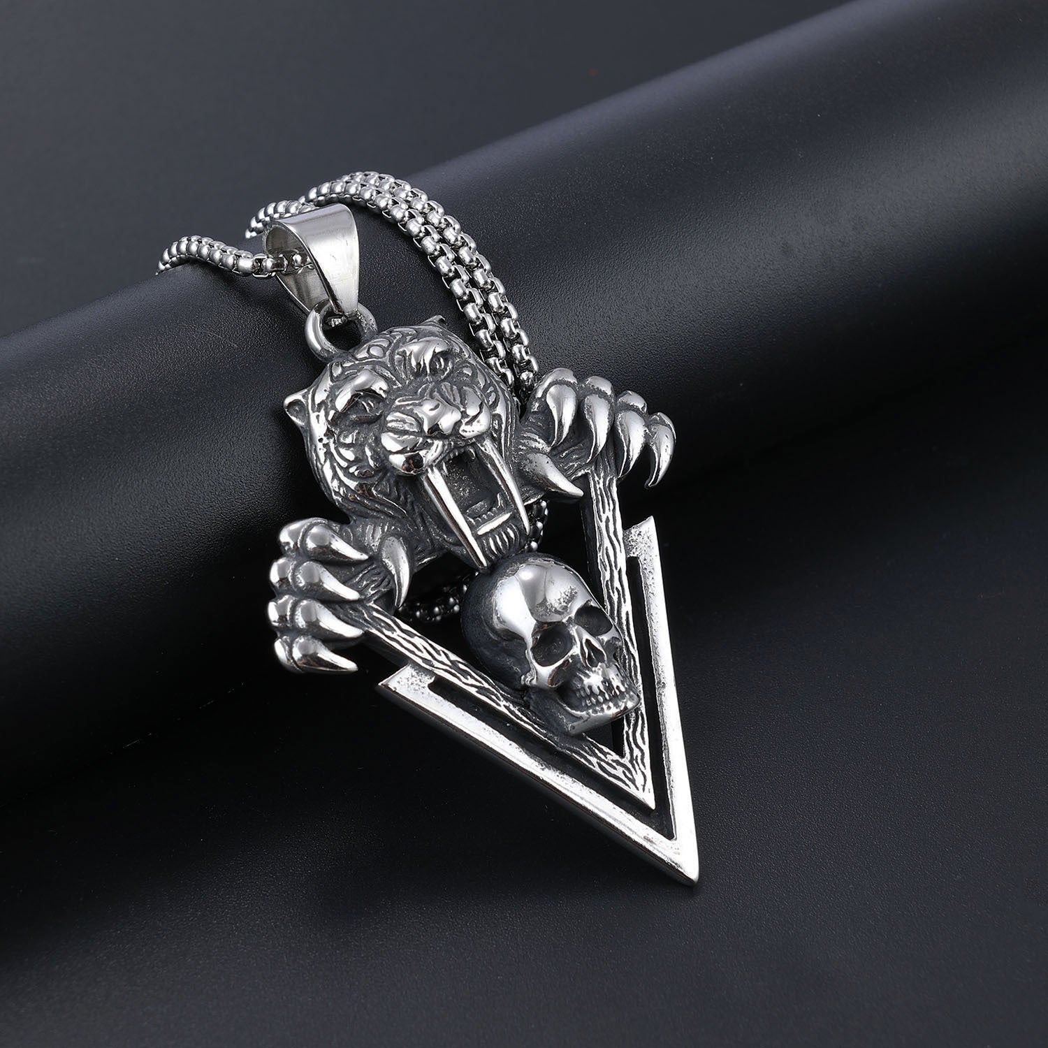 Vintage Anhänger mit geflügeltem Drachen und eingelegtem Stein