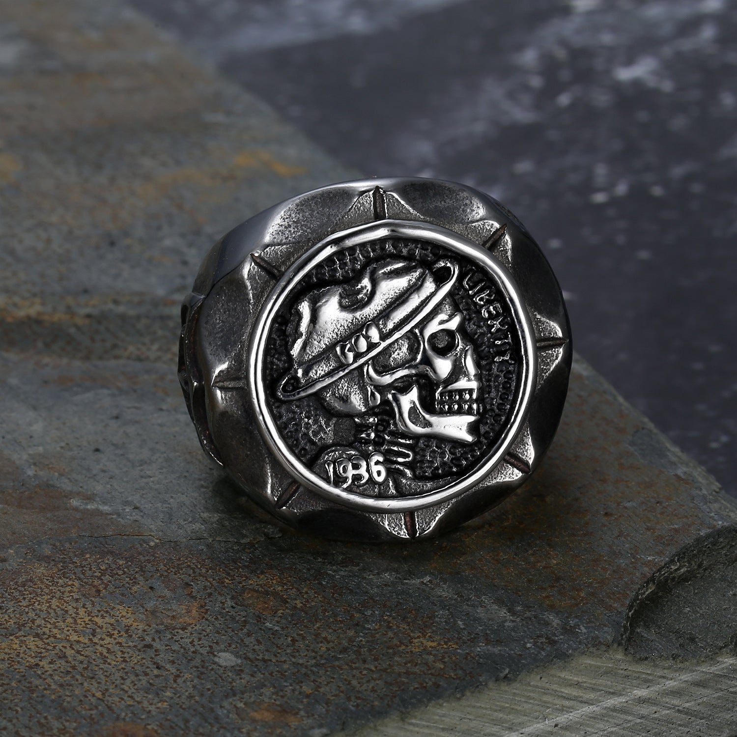 Anillo de acero inoxidable con forma de cuerpo 3D