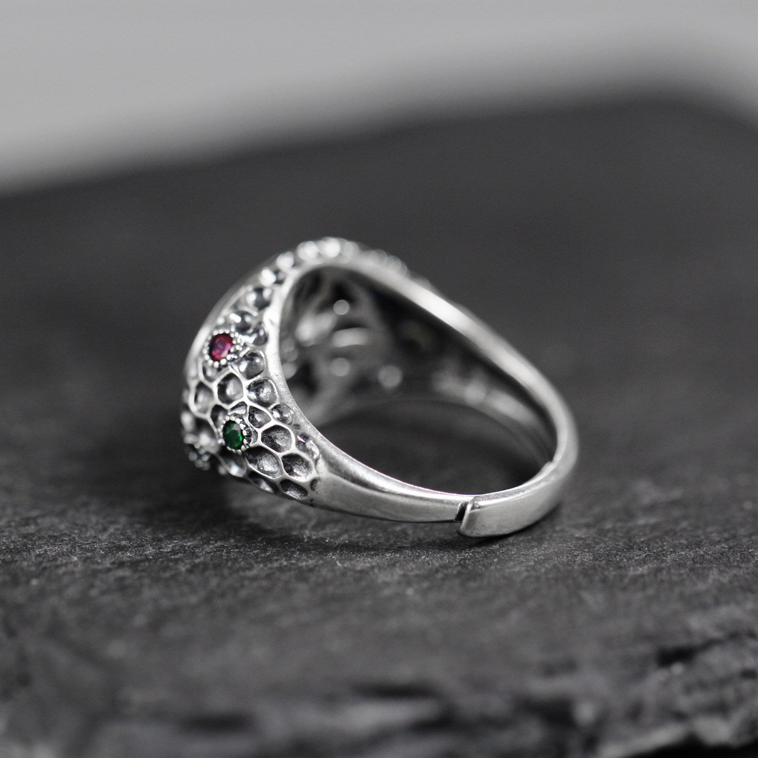 Anillo de acero inoxidable con forma de cuerpo 3D