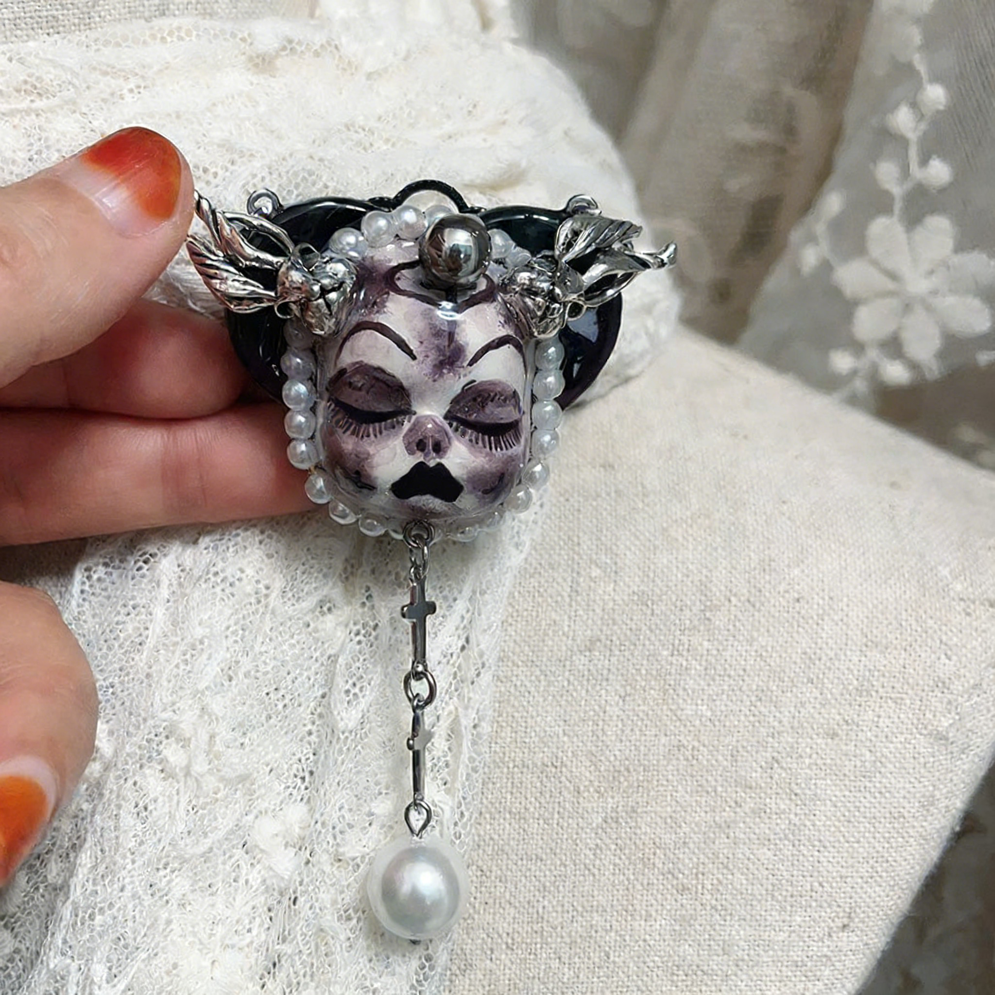 Gloomy Wing Purple Face Brooch