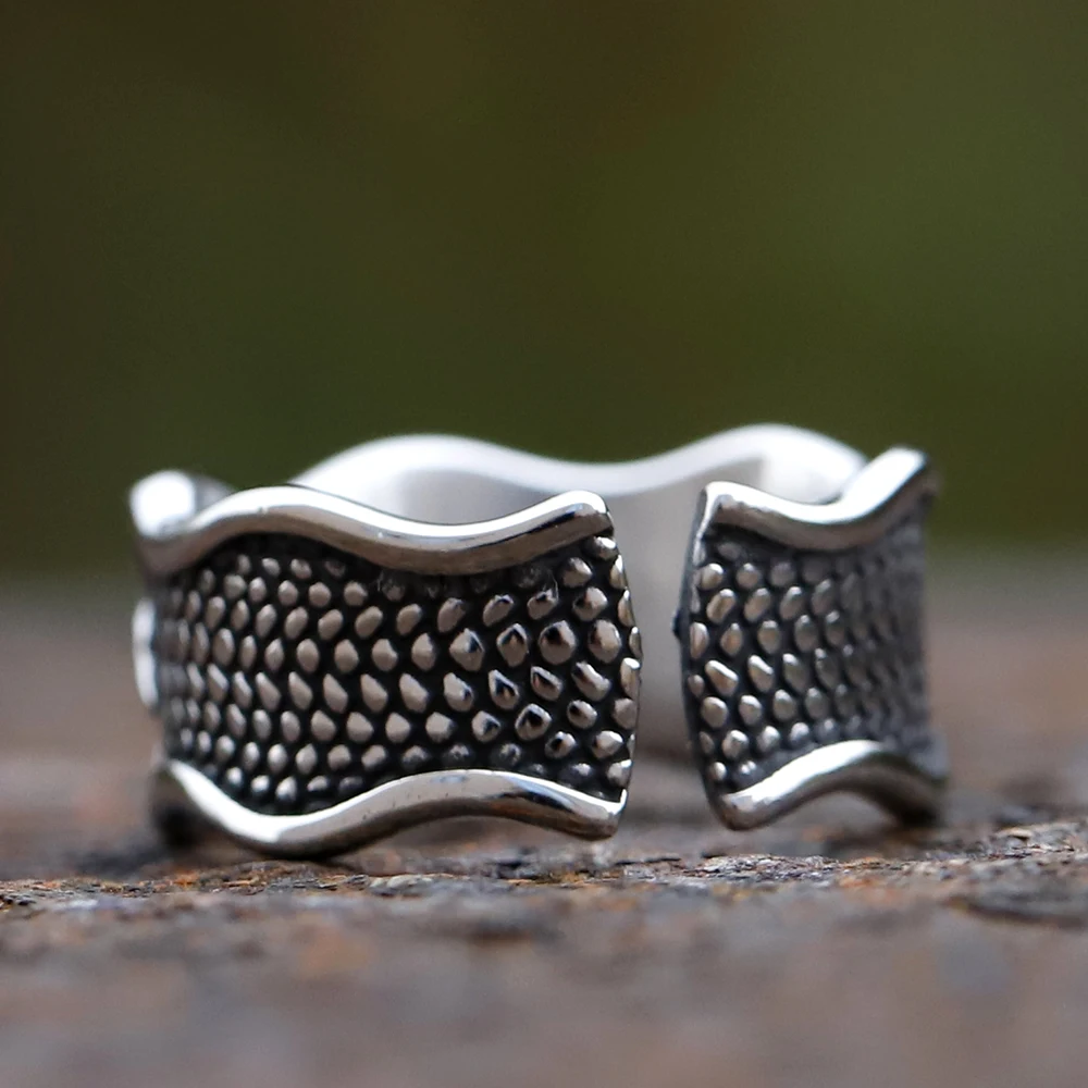 Collision Wave Snake Pattern White Zircon Ring