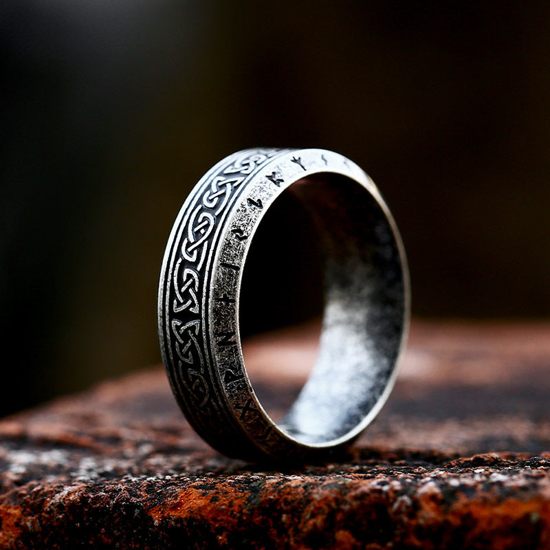 Anillo de acero inoxidable grabado con nudo celta clásico con runas