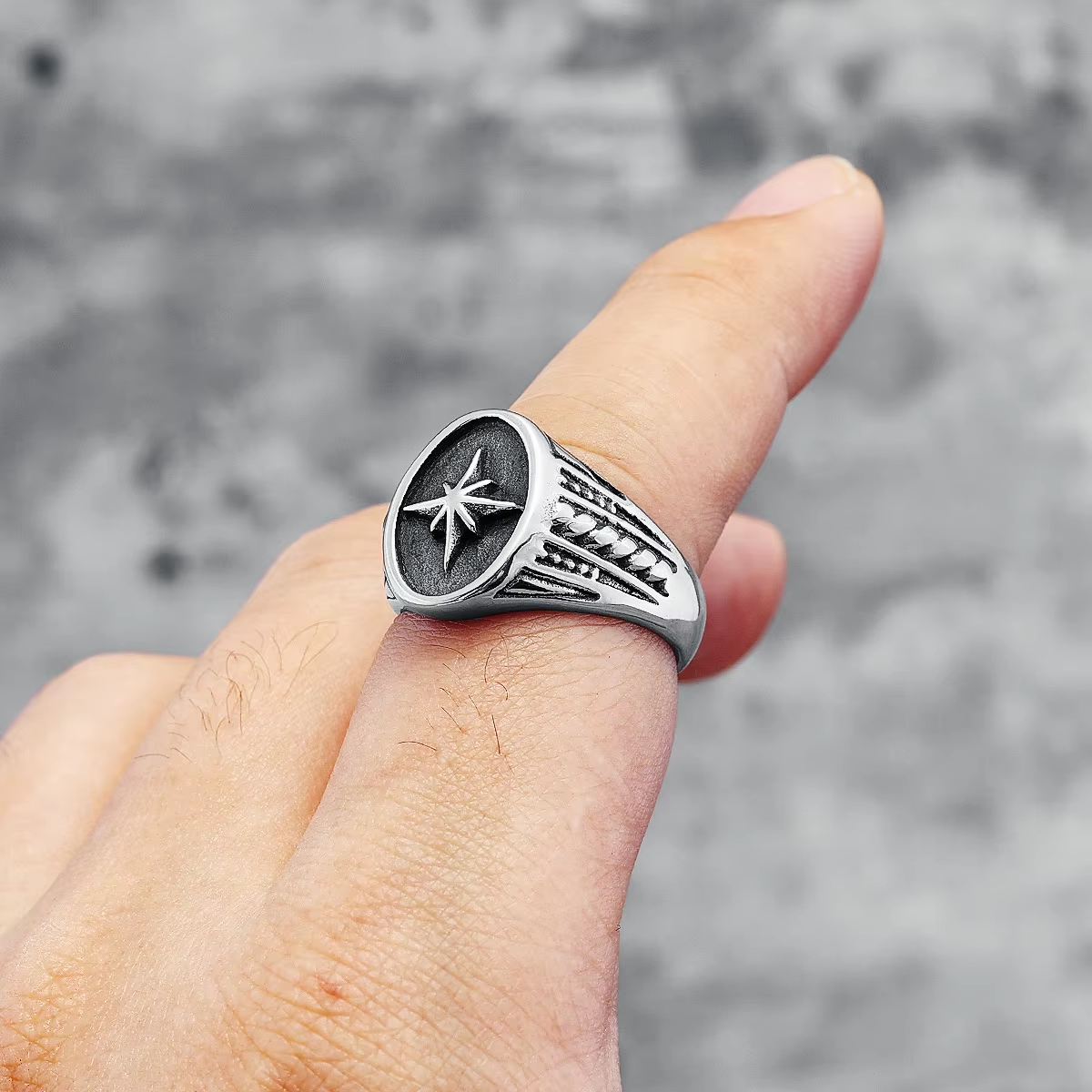 Blumenstruktur mit emailliertem Edelstahlring